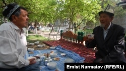  Чай ичип жаткан кыргыз-өзбек аксакалдары. Ош, "Сузак" чайканасы. Архивдик сүрөт.