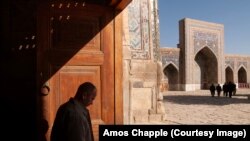 Самарқандағы Регистанда жүрген ер адам.