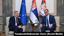 Peter Sorensen (majtas) dhe Aleksandar Vuçiq gjatë takimit në Beograd, më 26 gusht 2025.