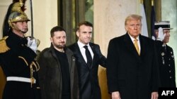 Володимир Зеленський, Емманюель Макрон і Дональд Трамп під час зустрічі в Парижі, грудень 2024 року