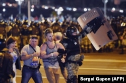 Potrivit lui Serge Kharytonau, forțele de securitate și apărare ale Belarusului au fost folosite în ultimele decenii doar pentru a reprima orice formă de opoziție venită din interiorul statului. Nu a luat parte precum armata Ucrainei, la un război real împotriva unui inamic la fel de real.