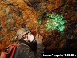 کریستال‌های رادیواکتیو یک معدن متروکه اورانیوم در جنوب بوهمیا زیر نور ماورای بنفش می‌درخشند.