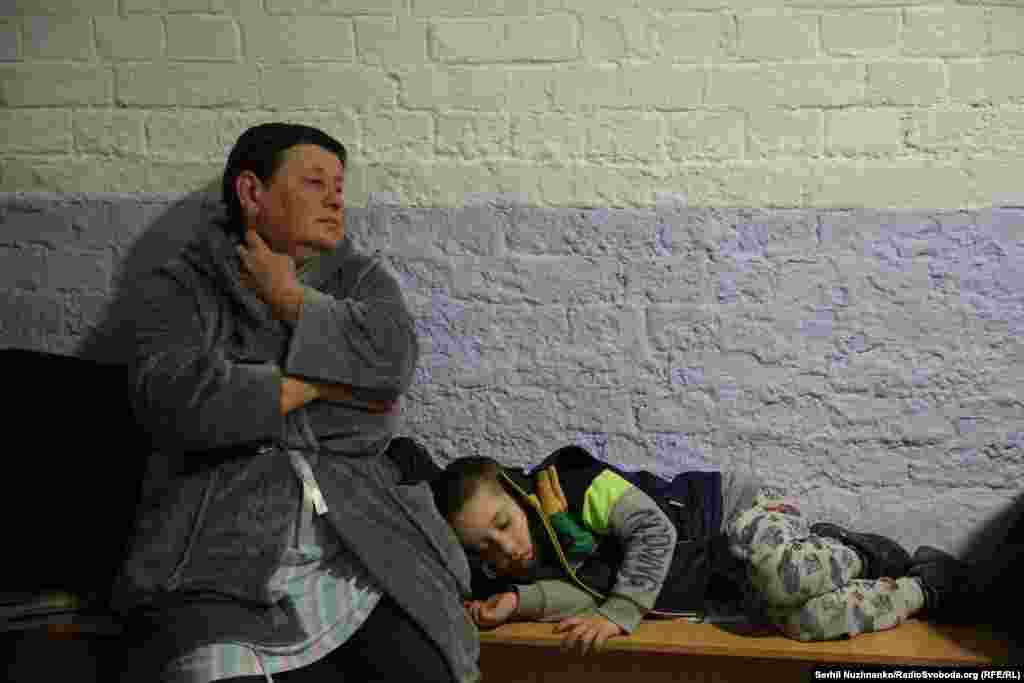 24 aprilie 2025, Kiev, Ucraina – Locuitori ai capitalei într-un adăpost, în timpul atacului nocturn.