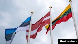 ესტონეთმა სანქციები დაუწესა 55 ადამიანს, ლიეტუვამ 74-ს, ლატვიამ კი - 16-ს.