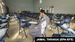 په کوټه کې يو زده کوونکی د امتحانونو په هال کې ناست دی - انځور له ارشیفه 