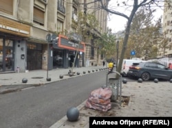 Pe străduța din apropierea Muzeului Bucureștiului, gunoiul e pus pe lângă coș.