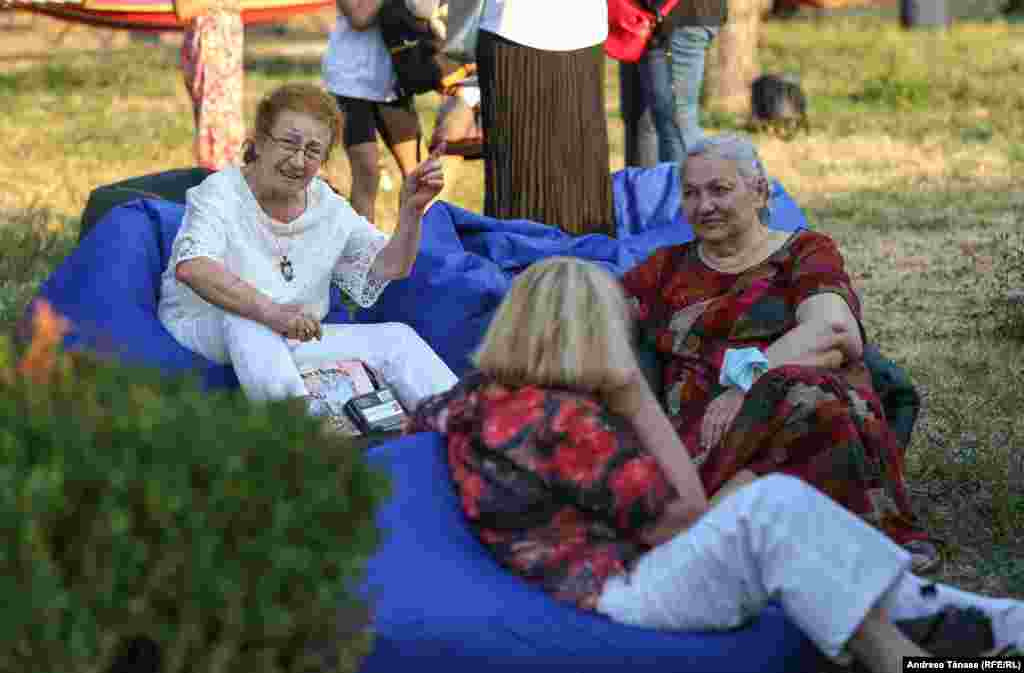 Trei femei discută înaintea deschiderii festivalului &bdquo;Promenada Operei&rdquo;, pe esplanada Operei Naționale din București.&nbsp;