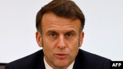 Președintele Macron spune că Occidentul trebuie să se ferească de o capitulare în fața lui Putin, dar că nu e momentul să se „țipe” la el. Aici la conferința dedicată Siriei (în ruine, după războiul civil provocat de dictatorul Bashar al Assad), 13 februarie 2025.