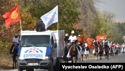 "Биримдик" партиясы үгүт иштери менен. 2020