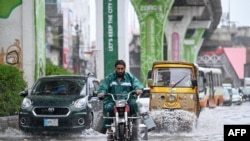 په راولپېنډۍ کې پر سړکونو اوبه روانې دي - د جولای ۱۷مې انځور