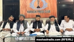 د افغان کډوالو مشران د مارچ پر ۲۹مه د کراچۍ د خبریالانو په مرکز کې خبري غونډې ته وینا کوي.