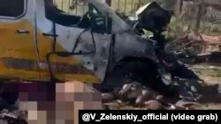 Тіла цивільних жителів біля знищеного автомобіля «Укрпошти»