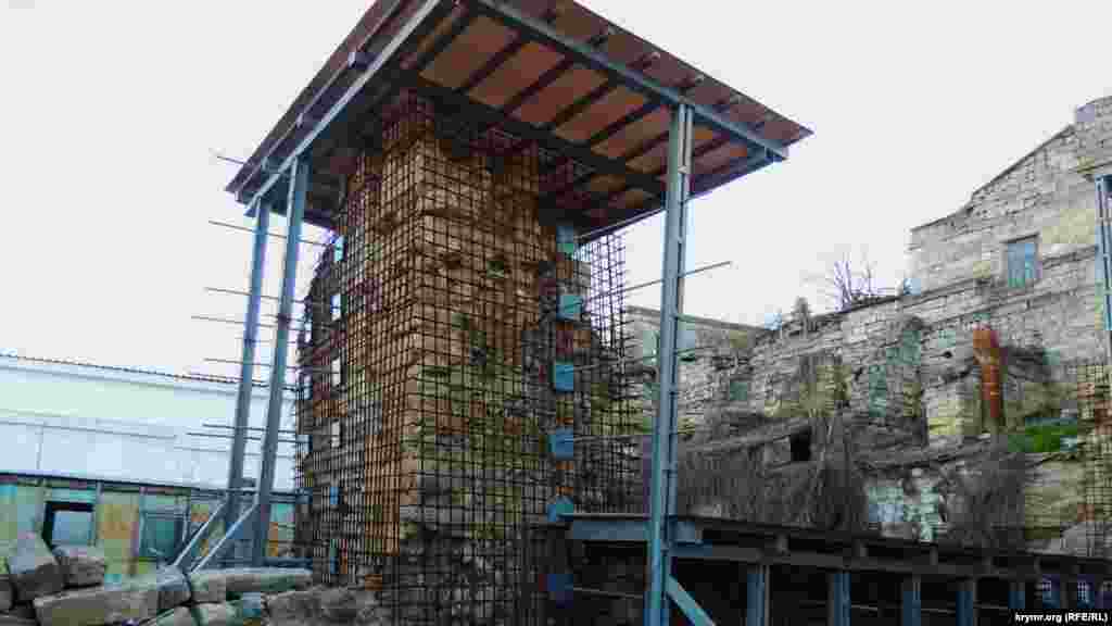 Сучасні металеві конструкції підносяться над історичною кам'яною кладкою. За словами голови Держкомітету з охорони культурної спадщини підконтрольного Кремлю уряду Криму Сергія Єфімова, реалізація заходів з реставрації Мітрідатських сходів займе три роки