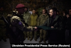 Президент нагороджує воїнів Сил оборони України, які утримують Покровськ. Донеччина, 18 листопада 2024 року