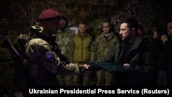 Зеленский на фронте (архивное фото)