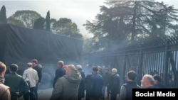 სოხუმში მიმდინარე აქციის მონაწილეებმა რკინის ჭიშკარი გაარღვიეს და ე.წ. პარლამენტის ტერიტორიაზე შეიჭრნენ.
ფოტო: სოხუმი,15 ნოემბერი, 2024.