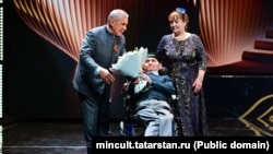 Раниф Шәриповка Тукай бүләген тапшыру мизгеле