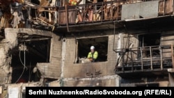 У ніч на 14 листопада сили РФ здійснили чергову масовану атаку на Київ. За даними поліції, пошкоджені близько 30 житлових будинків у дев’яти районах