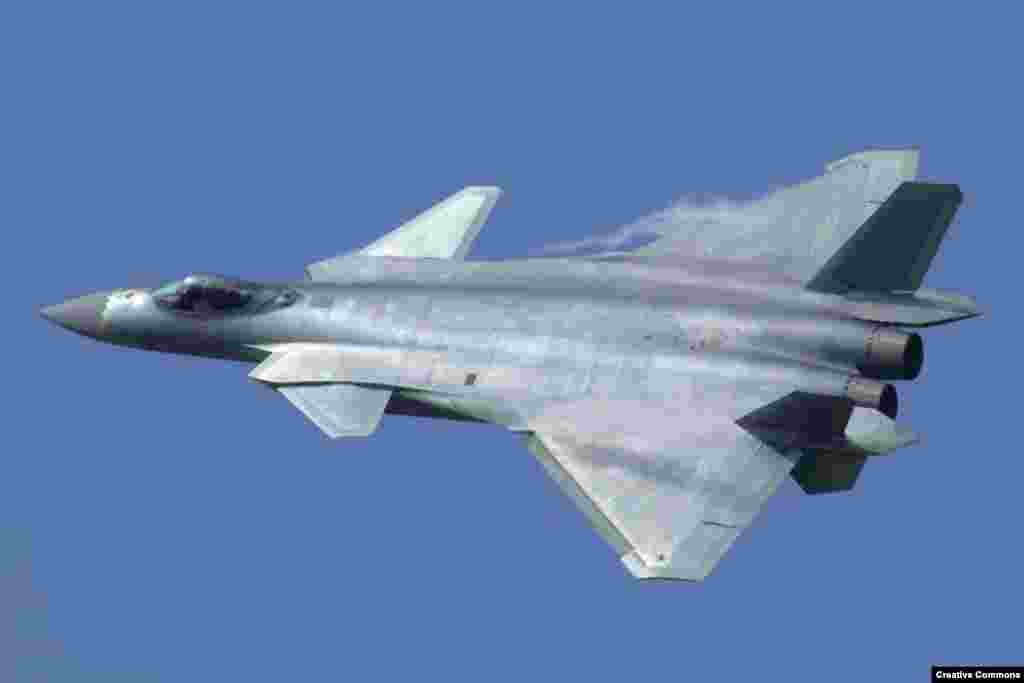 В этом году китайские ВВС получили 28 самолетов пятого поколения "Чэнду J-20" по прозвищу "Черный орел". Его форма создает экран от радаров, а специальная краска поглощает радиоволны&nbsp;