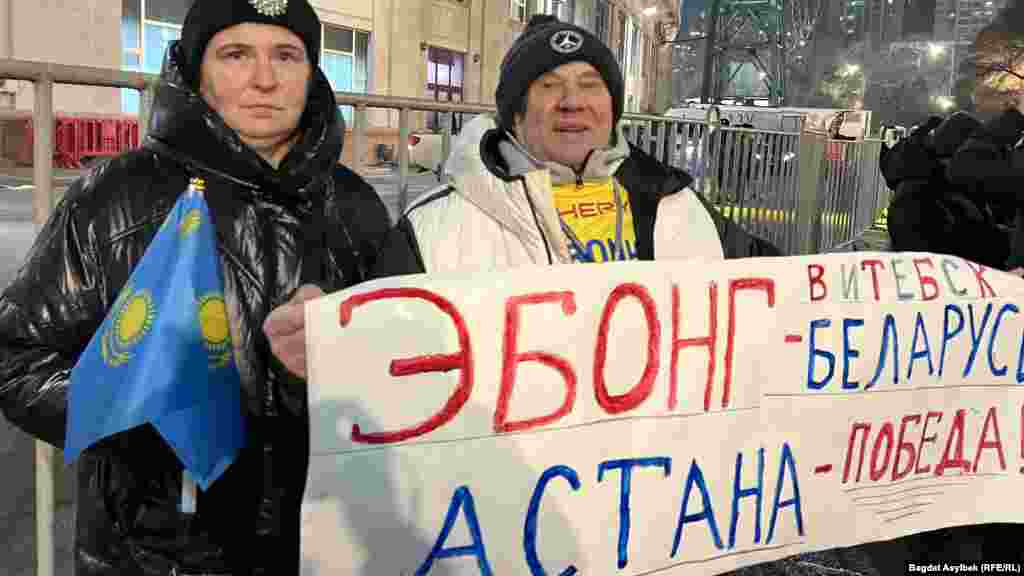 Эти фанаты приехали из Беларуси, чтобы поддержать казахстанский клуб. Они сообщили, что являются близкими Макса Эбонга Нгоме, футболиста "Астаны" с африканскими корнями и&nbsp;уроженца Беларуси