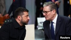 Președintele Ucrainei, Volodimir Zelenski, și premierul Marii Britanii, Keir Starmer, la summitul Comunității Politice Europene. 2 octombrie 2025.