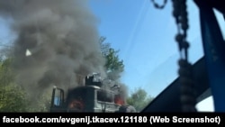 Цю вантажівку російський FPV-дрон уразив на трасі «Добропілля – Покровськ» за декілька кілометрів від Добропілля