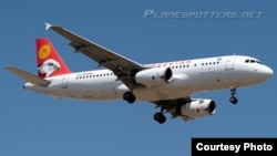 Садир Жапаровнинг самолёти миллий рангларда безатилган.