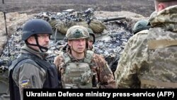 Министр обороны Украины Алексей Резников (слева) разговаривает с военнослужащими на передовой. Фото пресс-службы Минобороны Украины, обнародованное 24 марта 2022 года