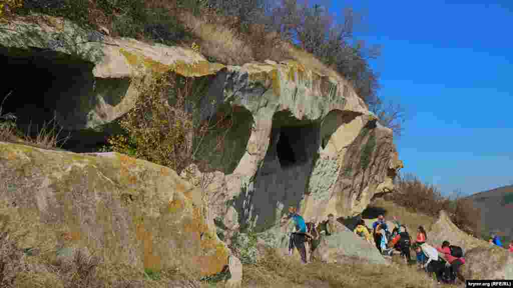 Група піднімається на гору з північного схилу так званою лівою стежкою, яка, на відміну від правої, крута й заросла колючим чагарником