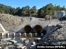 Tuburile corugate au fost finalizate, însă betonarea albiei pârâului nu a început efectiv.