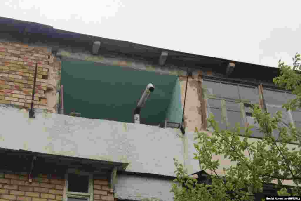 Трубы печки у Ирсолат выходят на улицу