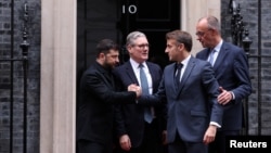 Ukrajinski predsednik Volodimir Zelenski sa francuskim predsednikom Emanuelom Makronom ispred Dauning strita 10 nakon sastanka u Londonu kojem su prisustvovali i premijer Velike Britanije Kir Starmer i nemački kancelar Fridrih Merc, 8. decembra 2025..