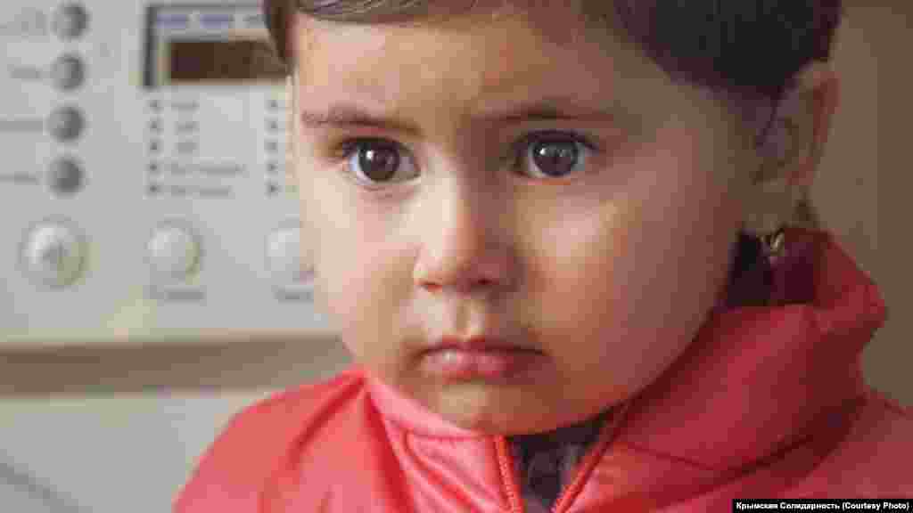 Дочка Арсена Абхаїрова Медіне впевнена в тому, що батько поїхав у тривале відрядження. Після затримань у лютому 2019 року п'ятеро неповнолітніх дітей залишилися рости без батьків