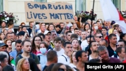 Բելառուս - Ցուցարարները հավաքվել են քրեակատարողական հիմնարկի մոտ, որտեղ պահվում են քաղբանտարկյալները, Մինսկ, 17-ը օգոստոսի, 2020թ.