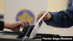 Një person duke votuar në një qendër votimi në Prishtinë, më 2019.