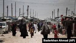 Žene i djeca u kampu za obitelji osumnjičenih militanata "Islamske države" u kampu Al-Bol, u sirijskoj pokrajini Hasaka, 8. maj 2024. 