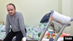 Russian investigative journalist Oleg Kashin underwent several surgeries after he was badly beaten up in 2010. (file photo)