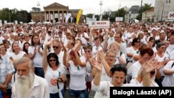 სამედიცინო სფეროს თანამშრომლების საპროტესტო აქცია ბუდაპეშტში ხელფასების გაზრდის მოთხოვნით. 31 ივლისი, 2021წ. 