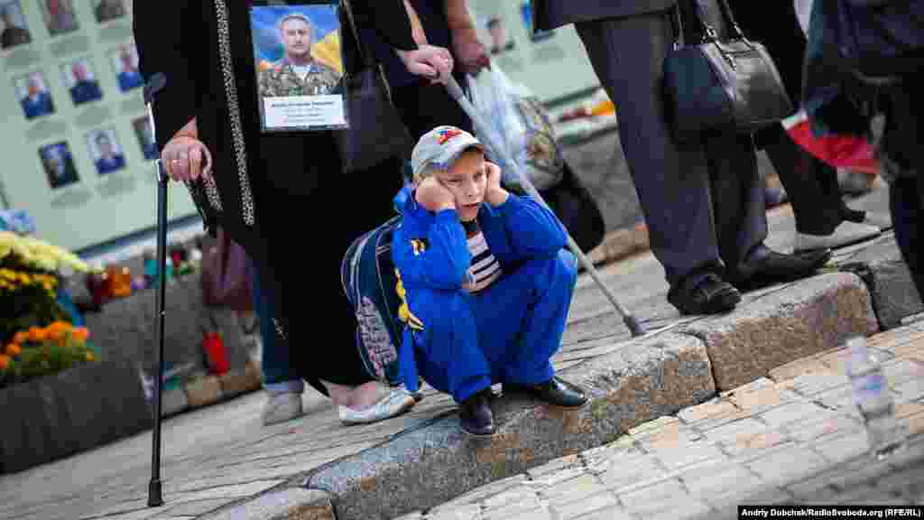 Мати і хресний син загиблого бійця добровольчого батальону &laquo;Айдар&raquo; Ростислава Якубіка. Загинув 12 лютого 2015 року під містом Щастя. В офіційних списках загиблих його немає. Слова хлопця, коли я запитав про хресного, – &laquo;І нігде його нема тута. Тільки на нашій фоткі він і є…&raquo;