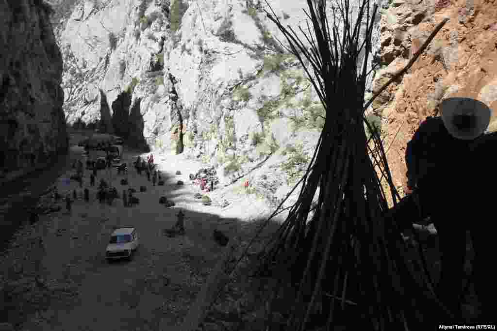 Кыргыз жери - керемет! &nbsp;Оңдо, бийик ракурста орношкон тартуучу топ.&nbsp;