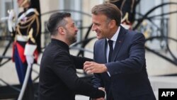 Напередодні Зеленський (ліворуч) повідомив, що рух України до Євросоюзу був однією з тем його розмови з президентом Франції Еммануелем Макроном