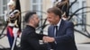 საფრანგეთის პრეზიდენტი ემანუელ მაკრონი (მარჯვნივ) ესალმება უკრაინის პრეზიდენტს, ვოლოდიმირ ზელენსკის, მსურველთა კოალიციის სამიტის წინ, ელისეს საპრეზიდენტო სასახლეში, პარიზში. 4 სექტემბერი, 2025.