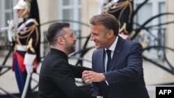 საფრანგეთის პრეზიდენტი ემანუელ მაკრონი (მარჯვნივ) ესალმება უკრაინის პრეზიდენტს, ვოლოდიმირ ზელენსკის, მსურველთა კოალიციის სამიტის წინ, ელისეს საპრეზიდენტო სასახლეში, პარიზში. 4 სექტემბერი, 2025.