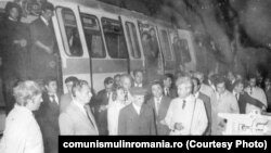 Vizită de lucru la metrou. Sursa:comunismulinromania.ro (MNIR)