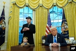 Președintele Donald Trump ascultă în timp ce Elon Musk, alături de fiul său, vorbește în Biroul Oval de la Casa Albă, marți, 11 februarie 2025. 