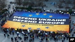 Protest al activiștilor pentru Ucraina la Bruxelles, înaintea consiliului european special. 