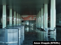 Пустые турникеты безопасности внутри здания, май 2021 года.