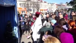 На вертепі у Сімферополі співають українські колядки (відео)