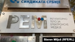 Tabla na ulazu u zgradu REM-a, 14. novembar 2025.