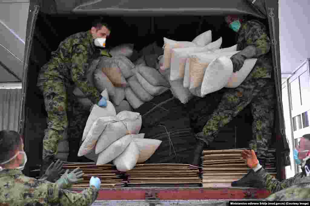 Pripadnici Vojske Srbije istovaruju materijal.